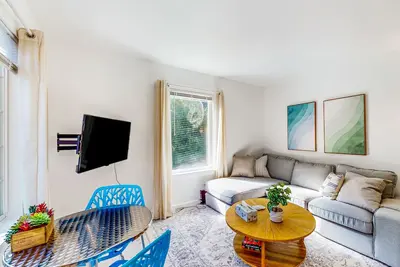 Image de Dynamic home with large yard - walkable location & near Steel Lake Park & golf