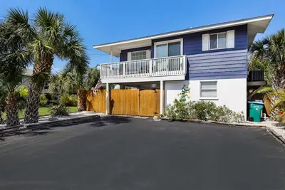 Image de Renovated walk-up duplex with private pool & outdoor lounge - walk to beach