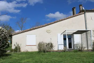 Image de chambres d'hôtes avec coin repas, au milieu des champs.