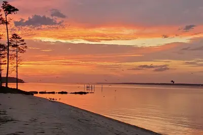 Image de Newly Renovated, private beach, Oasis.