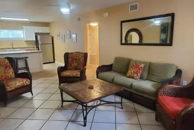 Image de Newly renovated condo! 1 block from beach access