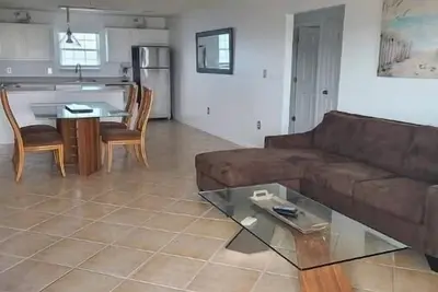 Image de Beautifully remodeled condo 1 block from the beach