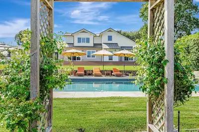 Image de Serene Sonoma Estate - Luxury Farmhouse | Pool