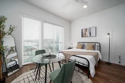 Image de Urban Comfort: Studio Getaway w/ Private Balcony\n