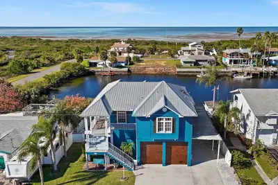 Image de Manatee time! Waterfront Home, floating dock, kayaks, paddle boards, gulf access