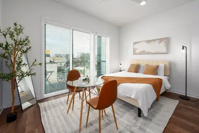 Image de Trendy Studio in Downtown with Private Balcony!
