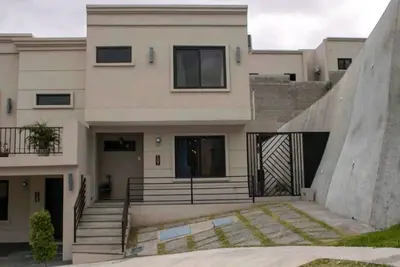 Image de Located in one of the most exclusive and secure residential areas, pet friendly.