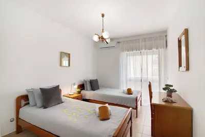 Image de Appartement 'Coastal Comfort - Praia Da Rocha' avec piscine partagée, Wi-Fi et climatisation