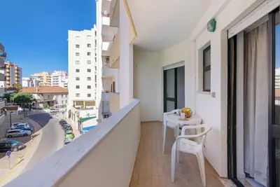 Image de Appartement 'Tranquil Escape - Praia Da Rocha' avec piscine partagée, Wi-Fi et climatisation