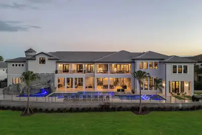 Image de Reunion Castle | 15br, 23, 400 Sq. Ft, 12 King Suites, Corporate Board Room