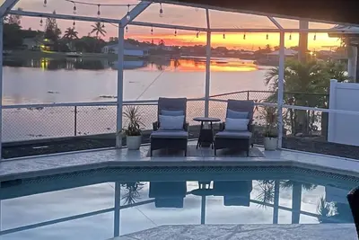 Image de Lakefront, furnished, pet friendly 4 bed 2 bath home available for lease!