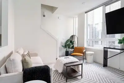 Image de Modern Tri-Level Townhouse m/s Downtown, Uw