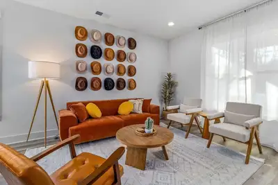 Image de New • Cowboy Theme • Games • Hammock • Backyard • Family Friendly • 10 min to Dt