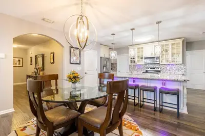 Image de 5-bedroom vacation home just 5 minutes from Palm Beach International Airport.