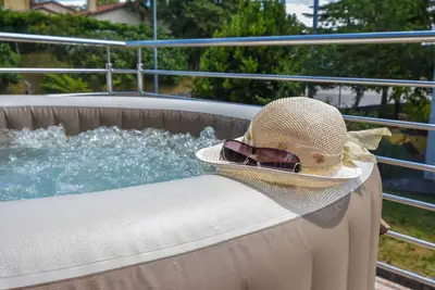 Image de Joli appartement pour 5 personnes avec Wifi, climatisation, bain Ă remous, Tv, terrasse et parking