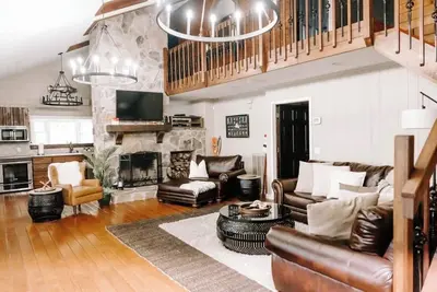 Image de Weiss Lake Front Sleeps 17 with a Golf-cart and Sunset Views