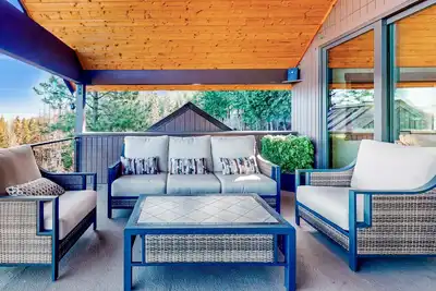 Image de Secluded mtn-view home with game room, private hot tub, outdoor kitchen, & grill