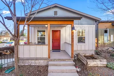 Image de Entire Home Walking Distance to Greenbelt, River, Breweries, Wineries & Coffee!