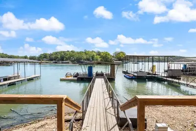 Image de Secluded lakefront home with lake views, private dock, firepit, deck, & grill