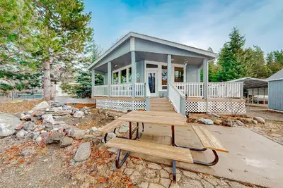 Image de Lakefront, dog-friendly home with dock, great porch & gorgeous views