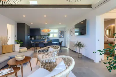 Image de Joli appartement pour 6 personnes avec bain à remous, climatisation, Wifi, Tv, patio et parking