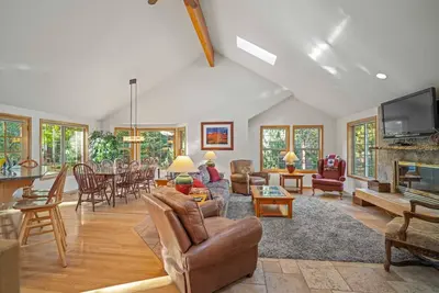 Image de Splendid Sunriver Wooded Escape, Sharc Passes, Huge Deck w/ Private Hot Tub, Bikes, Games, and More