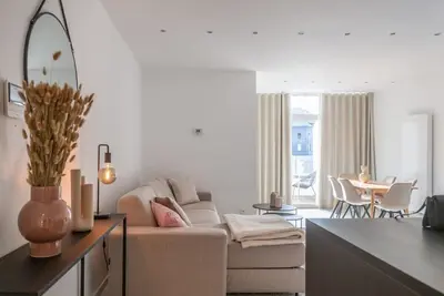 Image de Wonderful central 2br Ghent apt w\/ view on Leie