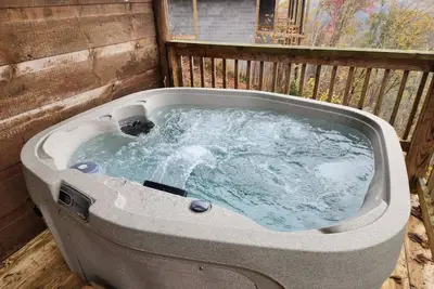 Image de Cozy Woodland Escape in Sky Harbor | Sleeps 8, Hot Tub, Games + Free Area Attraction Tickets