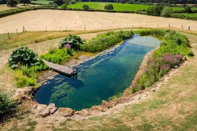 Image de Jossies Snug - peaceful, private garden/hot tub, swimming lake, Spa and Wellness