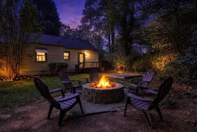 Image de Wake up in Buckhead’s premier neighborhood, steps from Lenox Square and Phipps Plaza. Sip coffee in your private backyard oasis. Work from home with blazing fast Wi-Fi and unwind in spaces styled for comfort. ”