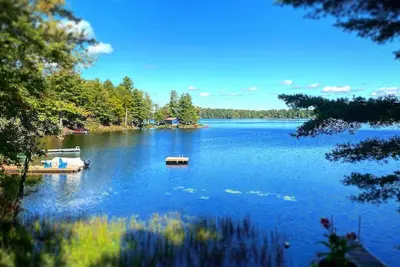 Image de Cozy cottage on a quiet lake.