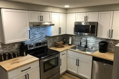 Image de Quaint recently renovated house walking distance to Lake Shore Park.
