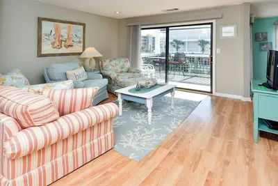 Image de 2nd Row 2 Br Condo with a Shared Pool! Islander C1