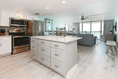 Image de Oceanfront 2 Br Condo with a Shared Indoor and Outdoor Pool! Water's Edge 311
