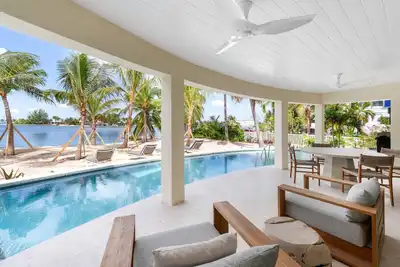 Kai Cove: Stunning Beach House w/ Pool + Dock on Bio Bay