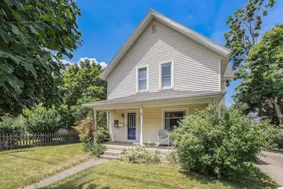 Image de Renovated Victorian Home with Private Garden & Fire Pit!