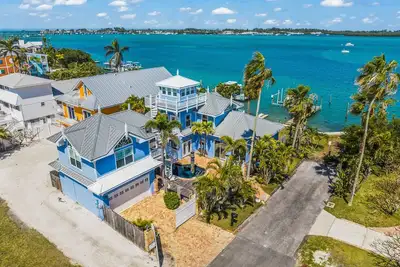 Image de Beautiful Bayfront home with Pool and Dock!