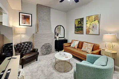 Image de Barnard Row House | Pet-Friendly, Renovated Duplex + Walk to Forsyth Park!