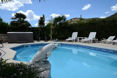 Image de A 2 mn  du centre, de la plage de Cavalaire. Rez de villa avec piscine-spa.
