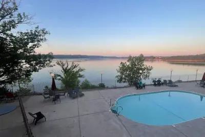 Image de Lakeside Boho Bungalow on Table Rock Lake