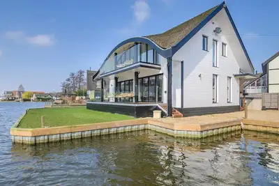 Image de This stunning waterside home offers an amazing space for families and friends.