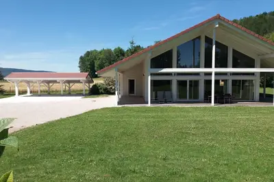 Image de Évasion Bien-Être au Lac de Chalain: Chalet de 150m² avec Sauna et Balnéo