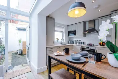Image de Stylish 3-Bed Home in Chester City Centre w\/Private Parking