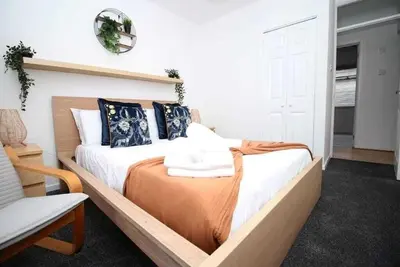 Image de Stylish 3 Bed Flat with Parking