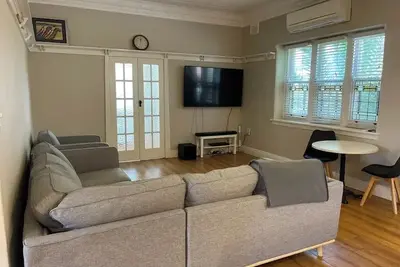 Image de Welcome to 'Best Wagga Accommodation': Cheerful 3 bedroom home.