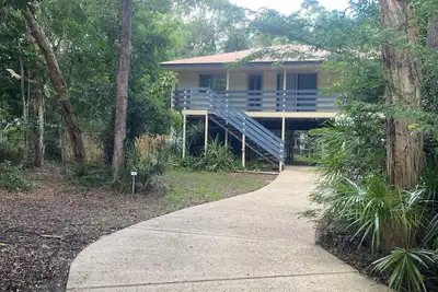 Image de 6 Redwood Court – Rainbow Shores. Perfect for the family. Pets welcome, fenced yard.