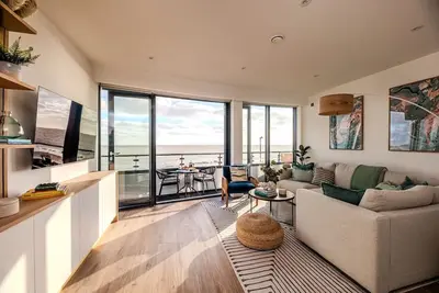 Image de Stunning Beach Front Apartment with secure Parking
