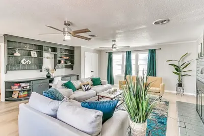 Image de Spacious Stunner w/ Hot Tob. Sleeps 8.