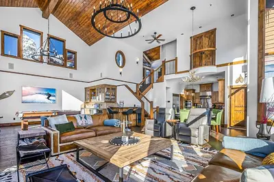 Image de Inuksuk Lodge 4800 sq ft of Big White Excellence