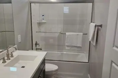 Image de 4 Bedrooms 3 Bathrooms; 5 Beds; Min 30 nights